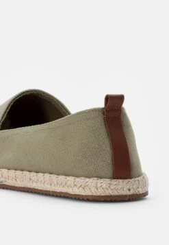 Pier One RENA ESPADRILLE UNISEX - Espadrille - Olive 13 Pier One RENA ESPADRILLE UNISEX - Espadrille - Olive -Pier One 8b1ef3dce9d344a08d816af96a53324d